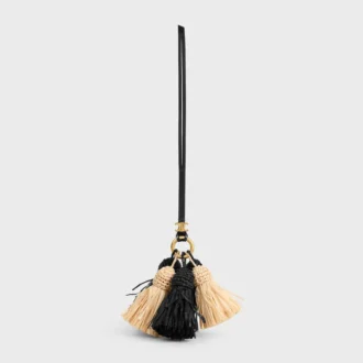 Multi Pompon-bedeltje van raffia en glad lamsleer