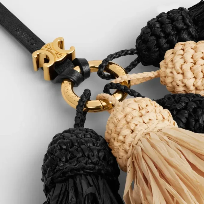 Multi Pompon-bedeltje van raffia en glad lamsleer
